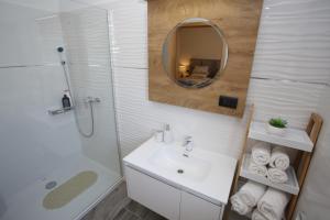 Elegant Villa Punta Sol with hot tube, walk to sea and center