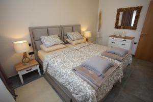 Elegant Villa Punta Sol with hot tube, walk to sea and center