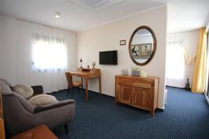 Elegant Villa Punta Sol with hot tube, walk to sea and center