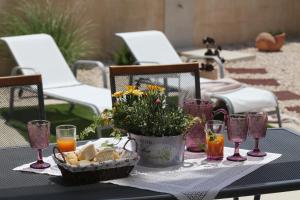 Elegant Villa Punta Sol with hot tube, walk to sea and center