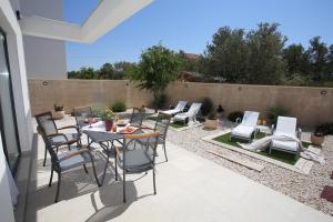 Elegant Villa Punta Sol with hot tube, walk to sea and center