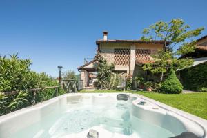 Villa with private pool Fivizzano 9 by VacaVilla