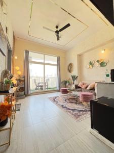Enjoy 1BHK City View & Swimming pool With Lockwoodzz