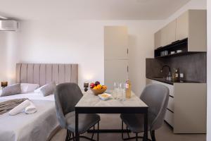 Residence Number XI - Beachfront & Pool Apartments