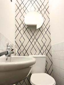 4 Bed House - Sleeps 7 - Free Parking