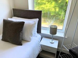 4 Bed House - Sleeps 7 - Free Parking