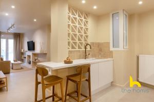 Romantic Whirlpool Retreat Steps from Acropolis!