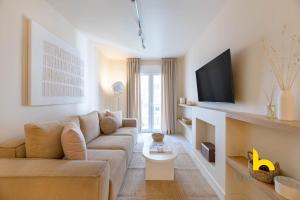 Romantic Whirlpool Retreat Steps from Acropolis!