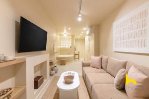 Romantic Whirlpool Retreat Steps from Acropolis!