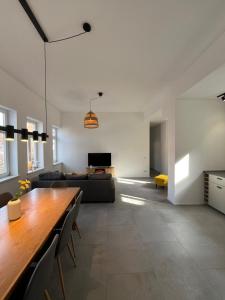 Zentrale Altstadtferienwohnung - ruhig I große Terrasse I kostenfreier Parkplatz I Trockner I XXL Bett