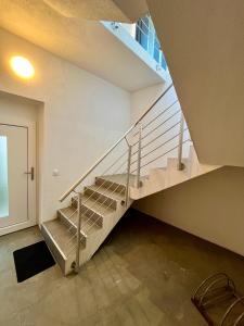 Zentrale Altstadtferienwohnung - ruhig I große Terrasse I kostenfreier Parkplatz I Trockner I XXL Bett