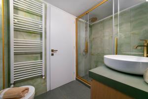 Emerald 2 BDs Apartment with Balcony in Exarcheia