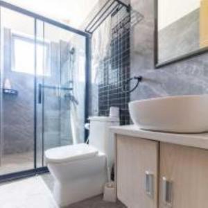 executive fully furnished two bedroom apartment in kilimani with swimming pool,fully fitted gym ,child play area ,high speed WIfi and other modern facilities to give you comfort and luxury