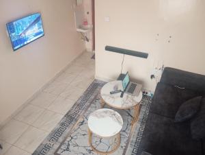 Spacious Studio in Muthiga with ample parking, Netflix and WIFI, Deluxe Studio