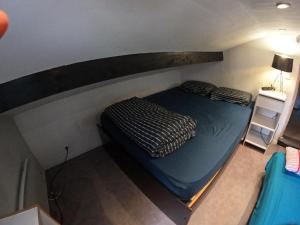 Chambre 4 personnes 2 lits proche métro 5 - salle de bain, toilettes et cuisine sont commune