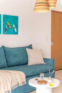 Sun-Splashed Top-Floor APT with Seaview and Jacuzzi!