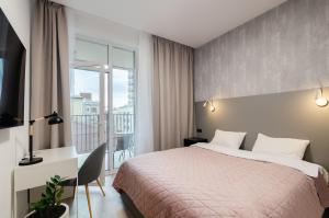 3-161 Yaroslaviv Grad, Bulvarno Kudriavska 17, Kyiv centre, Golden Gate metro nearby, stunning city view, 15 kW backup power, Petrovdom Apartment