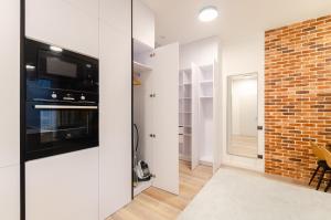 3-161 Yaroslaviv Grad, Bulvarno Kudriavska 17, Kyiv centre, Golden Gate metro nearby, stunning city view, 15 kW backup power, Petrovdom Apartment