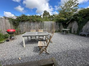 Large house ideal for work with parking and private garden