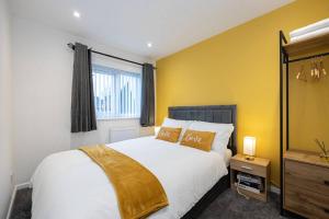 Spacious 3BR Home with Driveway | Manchester City