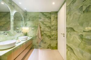 Grand 3-BDR APT in Lively Kypseli W Fireplace!