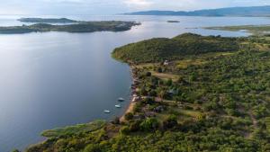 Lake Shore Lodge
