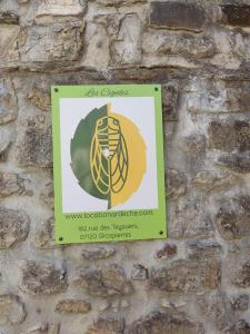 Ardèche les cigales gîte églantier avec piscine partagée