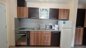 Bright and Spacious Beachfront Apartment with Sea View by Flat Manаger