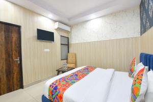 FabHotel Crown Residency- Near Lakhani Armaan Metro Station