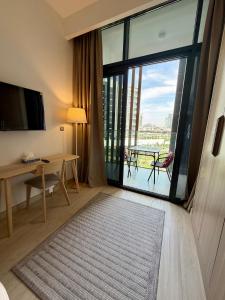 Chic Cozy Studio in Azizi Riviera Meydan - Msgetaways