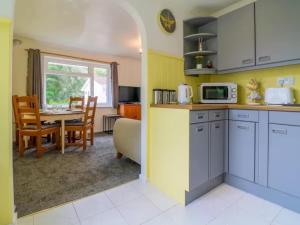 2 Bed Cottage - Sleeps 4 - Pets - Parking - Wifi
