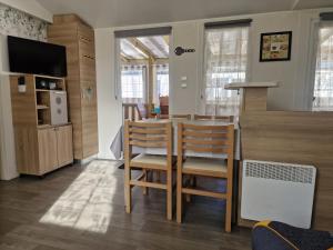 3 Bed House - Sleeps 6 - Parking - Wifi