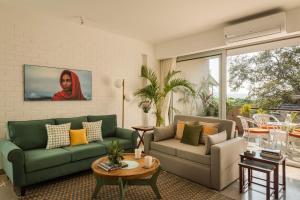 Hibiscus Oasis by Da Alohas