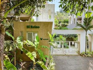 Hibiscus Oasis by Da Alohas