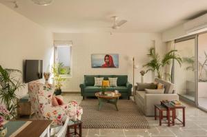 Hibiscus Oasis by Da Alohas