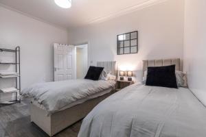 2 bed, sleeps 4 - free parking - great location!