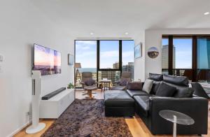 Penthouse Luxury Suite - Free Parking, Pool & Gym