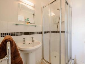 3 Bed in Freshwater East oc-fb099