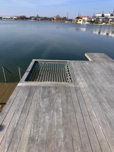 Kolokemp pri súkromnom jazere Boldog