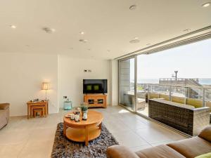 2 Bed in Tenby oc-fb290