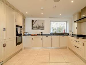 2 Bed in Tenby oc-fb290