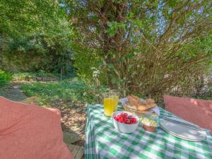 2 Bed in Tenby oc-fb025