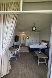 Ocean Daze Brookes Hill Suites - Beachfront Flat