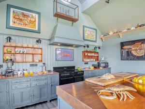 4 Bed in Holyhead oc-93932