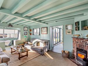 4 Bed in Holyhead oc-93932