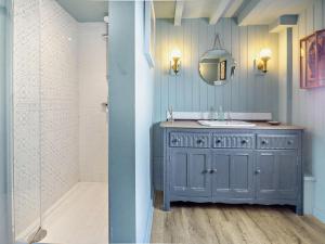 4 Bed in Holyhead oc-93932