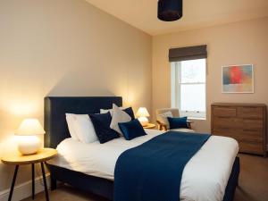 3 Bed in Tenby oc-95027