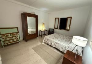 amplia casa de dos pisos con terraza, centro de Muro