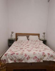 amplia casa de dos pisos con terraza, centro de Muro