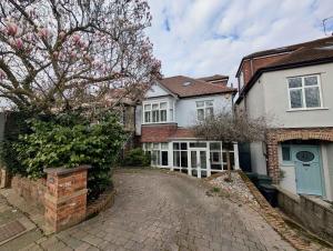 Bright Ensuite Room in Shared Wandsworth Flat